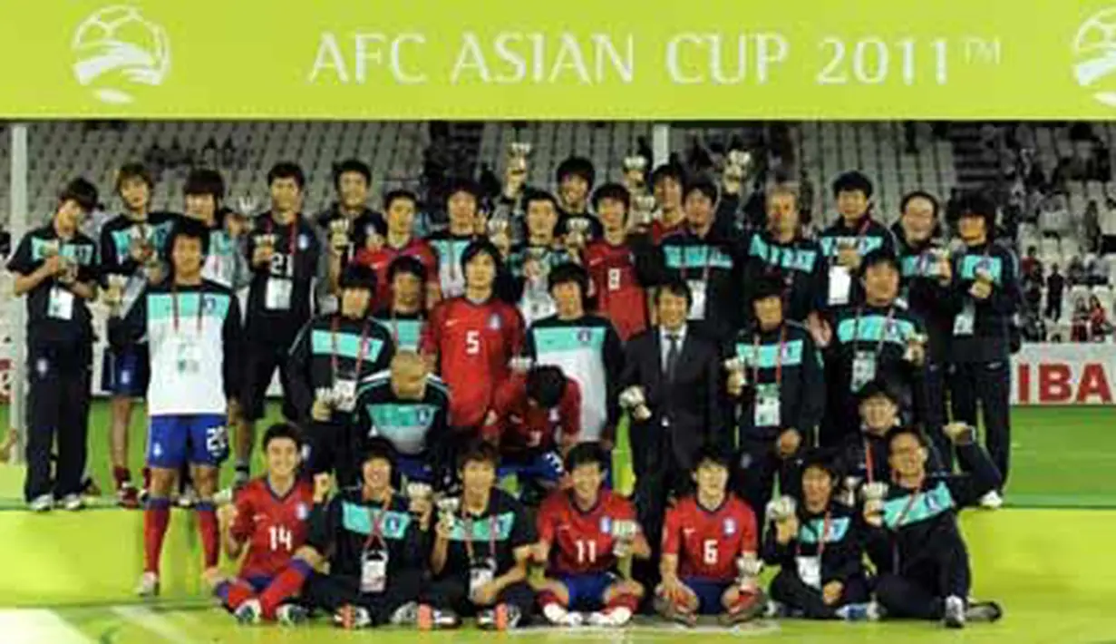 Timnas Korsel merayakan keberhasilan meraih juara tiga pada Piala Asia usai mengalahkan Uzbekistan 3-2 di Doha, Qatar, 28 Januari 2011. AFP PHOTO/MANAN VATSYAYANA