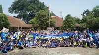 Sejumlah pemain Persib Bandung mengunjungi SLBN Cicendo dalam rangka memperingati Hari Olah Raga Nasional (Haornas) 2019, Senin (9/9/2019). (Liputan6.com/Huyogo Simbolon)