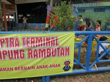 Sejumlah anak bermain dengan fasilitas permainan yang tersedia di RPTRA Terminal Kampung Rambutan, Jakarta, Senin (27/5/2019). Menyambut arus mudik Lebaran 2019, RPTRA mini ini diharapkan bisa memberi hiburan bagi anak-anak yang hendak menunggu keberangkatan. (Liputan6.com/Herman Zakharia)