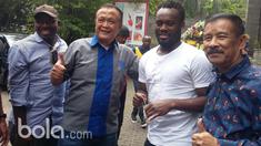 Michael Essien saat foto bersama Manajer Persib Bandung, Umuh Muchtar dan manajemen di Bandung, Selasa (14/3/2017). (Bola.com/ Erwin Snaz)