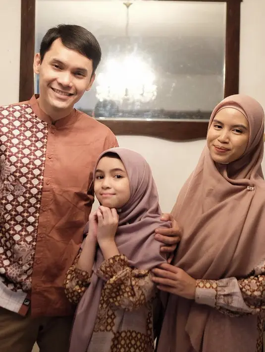 Meski hanya ibu sambung, Nesyana dan Sienna pun kerap tampil kompak. Misalnya keduanya kompak mengenakan gamis cokelat bermotif. Bedanya, Sienba dengan kerudung ungunya.Credit: @benkasyafani)