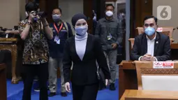 Dirut Pertamina Nicke Widyawati tiba menghadiri rapat dengar pendapat dengan Komisi VII DPR di Kompleks Parlemen, Senayan, Jakarta, Selasa (29/3/2022).  RDP itu membahas dampak kenaikah harga minyak mentah dunia terhadap harga dan penyaluran BBM di dalam negeri. (Liputan6.com/Angga Yuniar)