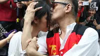 Terdakwa Tio Pakusadewo mencium anaknya Risa saat menjalani sidang putusan di PN Jakarta Selatan, Selasa (24/7). Majelis hakim memvonis Tio Pakusadewo dengan hukuman sembilan bulan masa tahanan dan enam bulan rehabilitasi. (Liputan6.com/Immanuel Antonius)