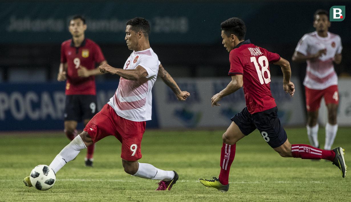 Striker Indonesia, Alberto Goncalves, berusaha melewati pemain Laos pada laga Asian Games di Stadion Patriot, Jawa Barat, Jumat (17/8/2018). (Bola.com/Vitalis Yogi Trisna)
