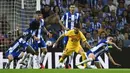 Pemain Barcelona, Ilkay Gundogan, berusaha melewati kepungan pemain FC Porto pada laga matchday 2 Liga Champions 2023/2024 di Estadio do Dragao, Kamis (5/10/2023). (AFP/Miguel Riopa)