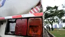 Kondisi bagian kaca sen belakang truk yang dirusak pendemo di Lapangan Monas, Jakarta, Senin (18/3). Sebelumnya, pada pagi tadi truk tangki berpelat polisi B 9214 TFU dan B 9575 UU tersebut dibajak oleh pendemo. (merdeka.com/Iqbal S. Nugroho)