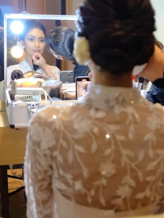 Namun dibuat dengan bustier untuk sentuhan modern dan bahan brokat Paris [@miktambayong]