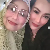 Potret Reza Artamevia bersama Ibunda (Sumber: Instagram/rezaartameviaofficial)