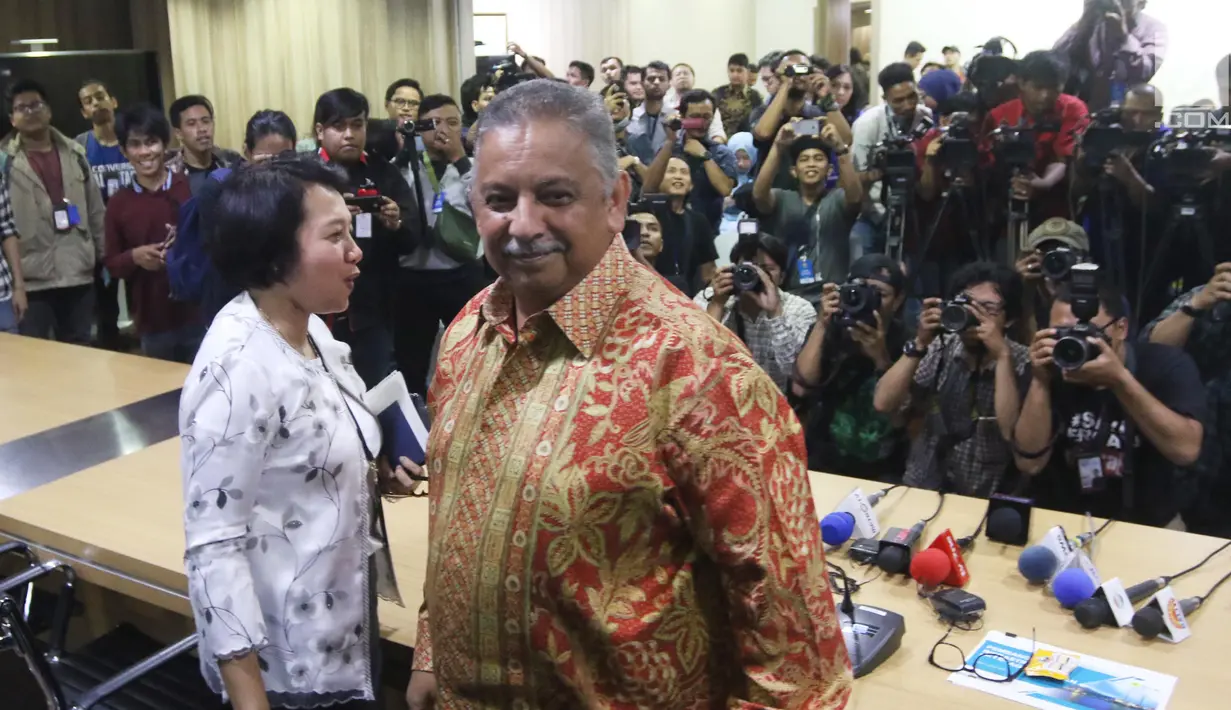 Dirut PLN Sofyan Basir (kanan) usai memberi keterangan pers setelah rumahnya digeledah oleh KPK, Jakarta, Senin (16/7). Sofyan berujar, PLN dan KPK selama ini memiliki hubungan kerja sama berupa nota kesepahaman. (Liputan6.com/Arya Manggala)