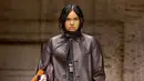 Ada banyak tenun argyle dan Lurex yang menyala, dan juga elemen jahitan pada blazer dan vests dengan proporsi cropped dan skewed yang membentuk lekuk tubuh. Terinspirasi dari gaun santai pada tahun 1920-an, koleksi ini juga menampilkan gaun dengan gaya shift, tank, dan pleated, beserta dengan pilihan dress lainnya yang terbuat dari bahan negligée yang ringan dan gaun vintage yang diberi manik-manik.  [Coach]