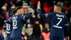 Paris Saint-Germain (PSG) makin mendekati gelar juara Ligue 1 setelah menaklukkan Lorient dengan skor telak 5-1, Senin (4/4/2022). (AFP/Franck Fife)