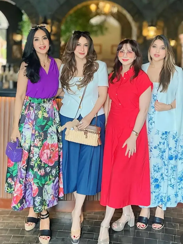 Diah Permatasari saat kembali bertemu dengan rekan artis era 90an. [@dps_diahpermatasari]