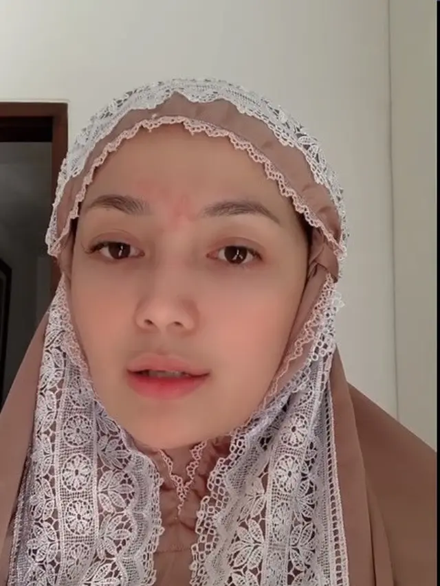 Bikin Pangling, Ini 5 potret Imel Putri Cahyati Tanpa Makeup