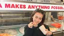 Sederet pose lucu Ayu Ting Ting tampak gemas. Salah satunya foto candid pejamkan mata sambal makan. Jika berpose ala gen z, sahabat Ivan Gunawan ini tidak terlihat seperti sudah menginjak kepala 3. Pakai kutek merah yang warnanya selaras dengan flat shoes-nya, penampilan Ayu jadi makin cantik. Pancarkan pesona, Ayu Ting Ting sering kali disebut mirip idol Korea. (Liputan6.com/IG/@ayutingting92)