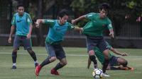 Pemain Timnas Indonesia, Gavin Kwan Adsit, berebut bola dengan Hanif Sjahbandi saat latihan di Lapangan ABC Senayan, Jakarta, Senin (15/8/2018). Pemusatan latihan ini dilakukan jelang Asian Games 2018. (Bola.com/Vitalis Yogi Trisna)