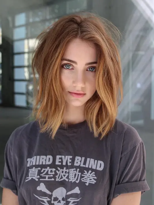 Emily Rudd akan memerankan karakter Nami versi One Piece sebelum time skip. Seperti diketahui, One Piece sebelum time skip rambut Nami masih pendek sebahu. Penampilan Emily Rudd dengan rambut pendek sebahu ini banjir pujian dari netizen karena semakin mirip dengan Nami. (Liputan6.com/IG/@emilysteaparty)