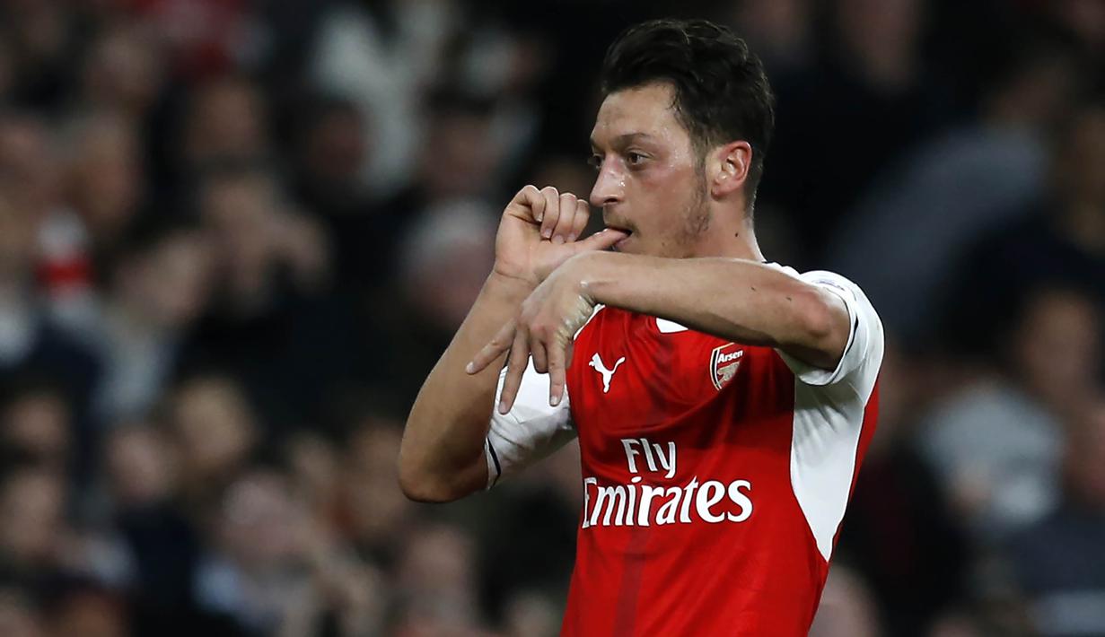 3. Mesut Ozil (Arsenal) – Berbeda dengan sang Alexis Sanchez, playmaker Jerman ini tidak meminta dijual dan memilih bertahan. Tujuh musim sebelumnya, mantan pemain Real Madrid ini tidak pernah absen dari Liga Champions. (AFP/Ian Kington)