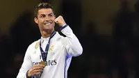 Bintang Real Madrid, Cristiano Ronaldo, merayakan gelar juara Liga Champions usai mengalahkan Juventus di Stadion Principality, Cardiff, Sabtu (3/6/2017). (AFP/Glyn Kirk)