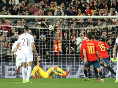 Bek Spanyol, Sergio Ramos (kedua kanan) berselebrasi usai mencetak gol lewat titik penalti selama pertandingan grup F babak kualifikasi Euro 2020 di stadion Mestalla, Valencia (23/3). Spanyol menang tipis atas Norwegia 2-1. (AP Photo/Alberto Saiz)