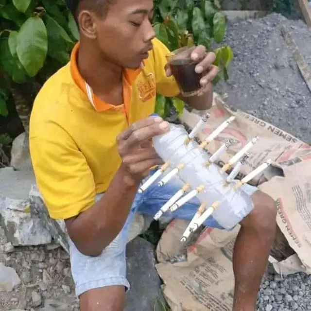 6 Aksi Nyeleneh Cara Orang Merokok Ini Bikin Tepuk Jidat
