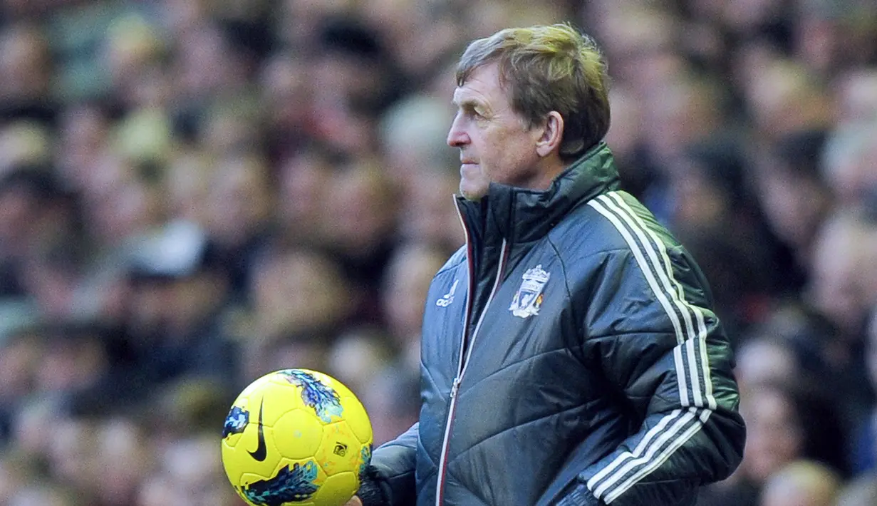 Kenny Dalglish manajer yang juga merupakan legenda Liverpool mencatatkan prestasi besar dengan membawa Blackburn Rovers meraih gelar Premier League pada usia 44 tahun dan 71 hari. Gelar juara musim 1994-1995 itu diraih dengan kemenangan tipis, hanya unggul satu poin dari Manchester United. (AFP/Paul Ellis)