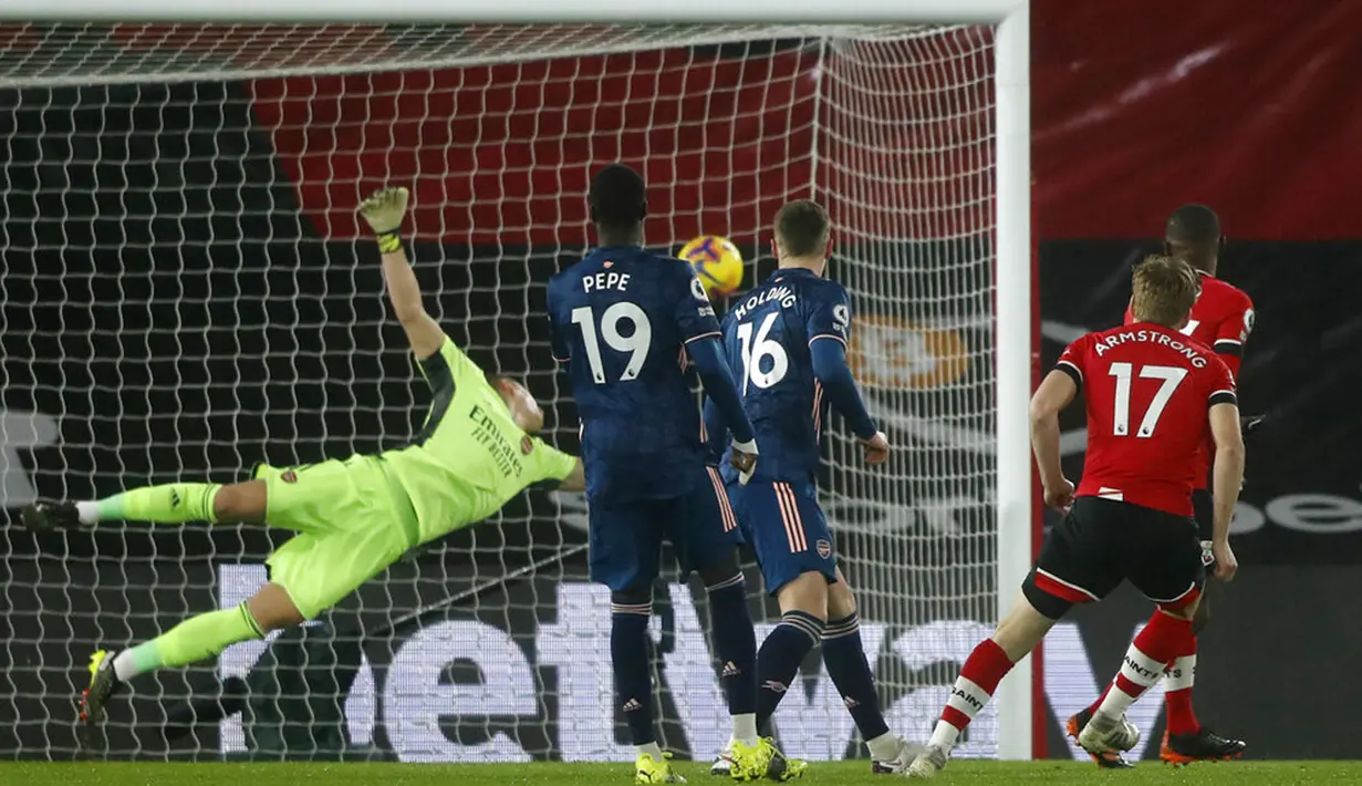 Pemain Southampton Stuart Armstrong (kanan) mencetak gol ke gawang Arsenal pada pertandingan Liga Inggris di Stadion St Mary, Southampton, Inggris, Selasa (26/1/2021). Arsenal menang 3-1 atas Southampton. (AP Photo/Frank Augstein, Pool)