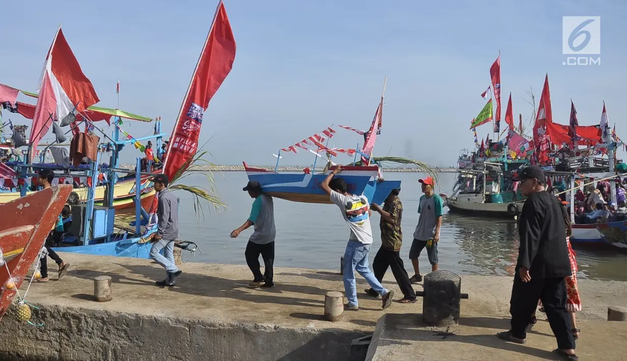 Nelayan Desa Sendang Sikucing Kendal, Jawa Tengah melakukan ritual pesta laut  dengan berdoa bersama di muara pantai, Minggu (7/10). Dalam ritual ini para nelayan kemudian melarung kepala kerbau di  tengah laut. (Liputan6.com/Gholib)