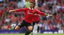 Pemain Manchester United, Cristiano Ronaldo berusaha memberikan umpan saat laga pramusim Manchester United melawan Rayo Vallecao di Old Trafford, Minggu (31/07/2022). Laga berakhir dengan skor 1-1. (AFP/Nigel Roddis)