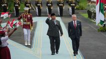 Presiden Republik Indonesia, Prabowo Subianto, mendampingi Raja Yordania Hasyimiah, Abdullah II Ibn Al Hussein (kanan), memeriksa pasukan jajar kehormatan selama upacara penyambutan sebelum pertemuan mereka di Istana Merdeka, Jakarta, Jumat 14 November 2025. Presiden Republik Indonesia Prabowo Subianto menerima kunjungan Raja Yordania Hasyimiah, Abdullah II Ibn Al Hussein. (AP Photo/Achmad Ibrahim)