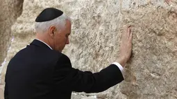 Wakil Presiden AS Mike Pence berdoa saat mengunjungi Tembok Barat Yerusalem (23/1). Sebelumnya  pada bulan Mei 2017, Presiden AS Donald Trump telah mengunjungi Tembok Barat Yerusalem. (AFP Photo/Thomas Coex)