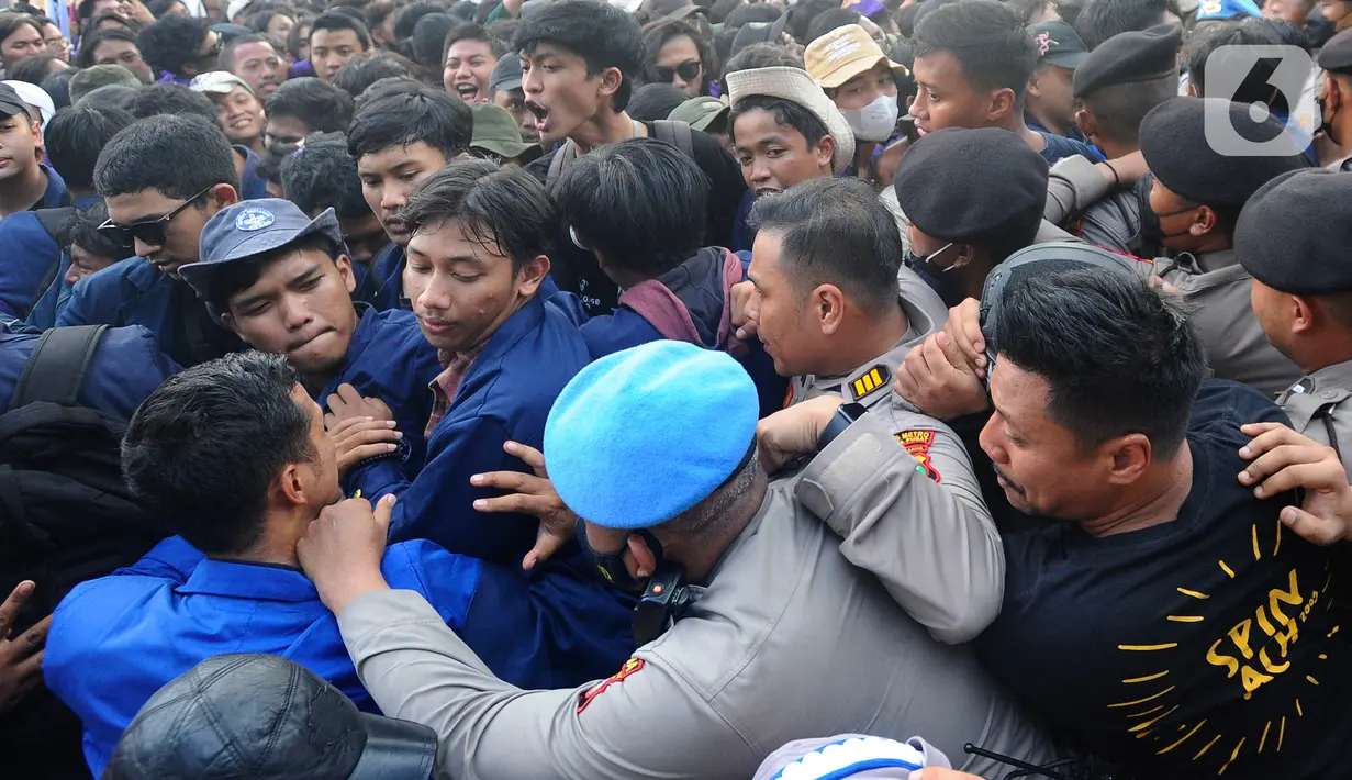 Mahasiswa yang tergabung dalam Aliansi Badan Eksekutif Mahasiswa (BEM) terlibat saling dorong dengan petugas kepolisian di kawasan Patung Kuda, Jakarta, Kamis (15/9/2021). Mahasiswa menyuarakan penolakan kenaikan harga bahan bakar minyak (BBM). (merdeka.com/Arie Basuki)