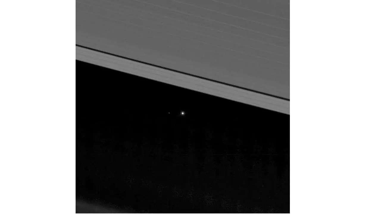 Saat Cassini memotret Bumi dari Saturnus, titik kecil itulah Bumi (Sumber: Telegraph)