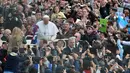 Paus Fransiskus memegang jersey klub sepak bola San Lorenzo football saat perayaan paskah di Basilika Santo Petrus, Vatikan, 31 Maret 2013. (AFP/Vincenzo Pinto)
