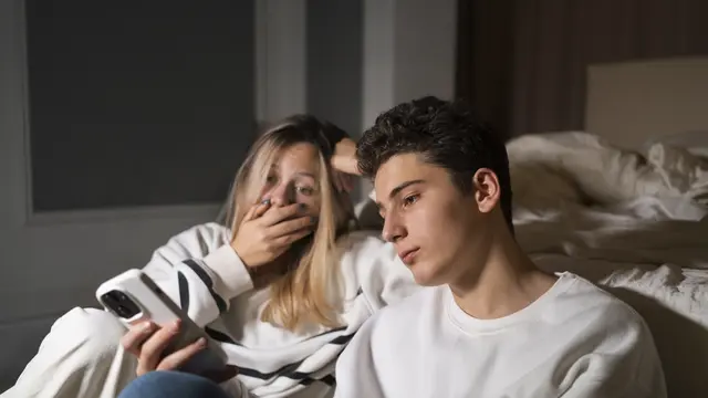 Separang kekasih sedang termenung bersama di kamar (Foto Dok: Freepik/freepik)