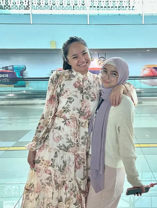 Berangkat dari bandara Soekarno Hatta bersama sang ibunda, Sienna tampil mengenakan sweater abu-abu dipadukan kerudung pashmina warna ungu serta celana cargo pink. [@marshanda99]
