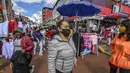 Orang-orang berbelanja hadiah Natal di jalan komersial di San Victorino, Bogota, Kolombia, Senin (21/12/2020). Kolombia, pada pekan lalu, kasus virus corona COVID-19 yang dikonfirmasi setiap harinya telah mencapai level tertinggi sejak pertengahan Agustus. (Juan BARRETO/AFP)