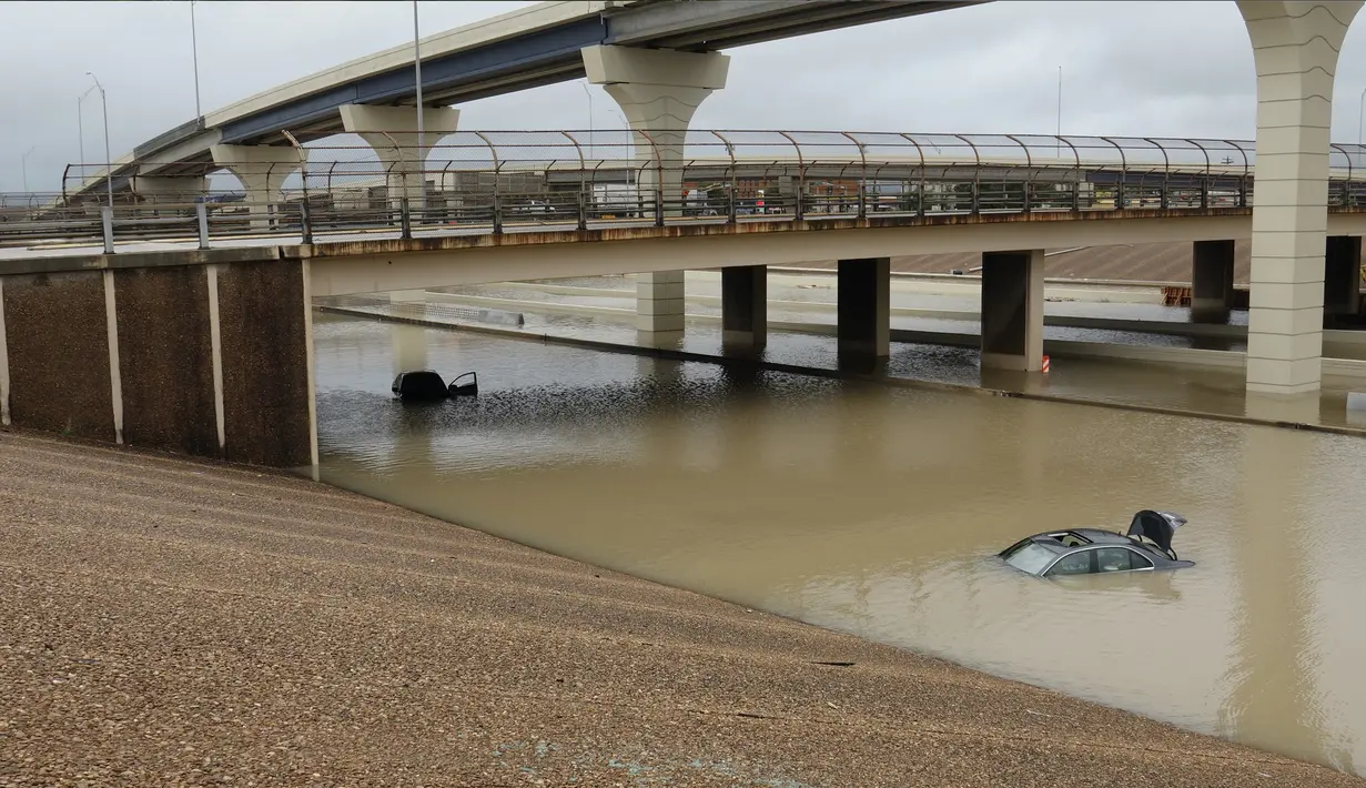 Sejumlah kendaraan terendam air banjir di Houston, Texas, Amerika Serikat (AS), 22 September 2020. Badai tropis Beta yang membawa guyuran hujan ke Texas menyebabkan sejumlah titik di wilayah tersebut tergenang banjir. (Xinhua/Chengyue Lao)