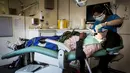 Dokter saat memeriksa gigi pasien di kereta kesehatan Phelophepha, Afrika Selatan, Senin (6/3). Kereta medis ini melayani pemeriksaan gigi, mata, optometri, hingga psikologi. (AFP Photo/ JOHN WESSELS)