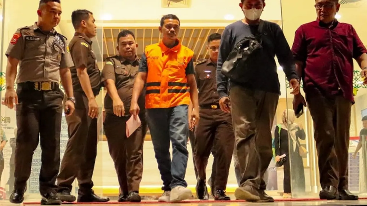 Petugas Kejati Riau menggiring terduga polisi terima suap dari bandar narkoba untuk dibawa ke Rutan Mapolda Riau.