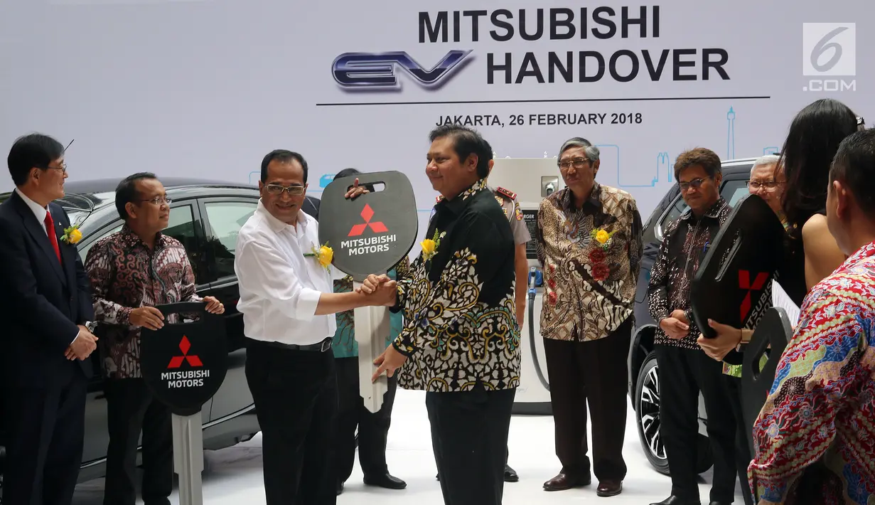 Menteri Perindustrian Airlangga Hartarto secara simbolis memberikan kunci kepada Menteri Perhubungn Budi Karya Sumadi saat penyerahan 10 mobil listrik dari Mitsubishi Motors kepada pemerintah Indonesia di Jakarta, Senin (26/2). (Liputan6.com/JohanTallo)