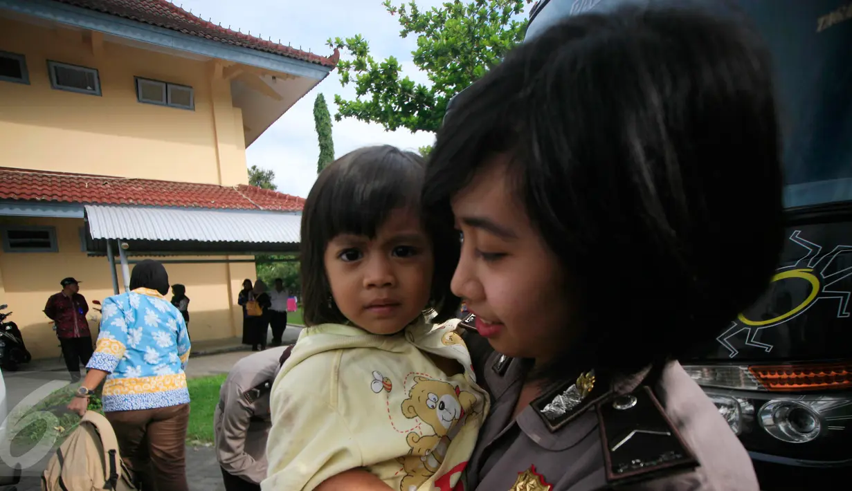 Seorang Polwan menggendong salah satu anak eks anggota Gafatar yang tiba di Penampungan Youth Center, Sleman, Yogyakarta, Jumat (29/1). Mereka sebelumnya ditampung di wisma Haji Donohudan, Boyolali untuk pendataan kependudukan (Foto: Boy Harjanto)