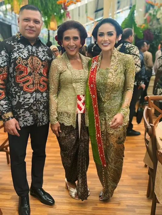 Ibunda pengantin, Susi Pudjiastuti tentu hadir mengenakan kebaya. Ia memilih kebaya kutubaru brokat hijau pastel dipadukan dengan angkin merah dan kain batik. [@krisdayantilemos].