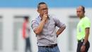 Pelatih Persikabo 1973, Aji Santoso (tengah), mengamati permainan timnya dari pinggir lapangan dalam pertandingan pekan ke-9 BRI Liga 1 2023/2024 melawan Madura United yang berlangsung di Stadion Wibawa Mukti, Sabtu (20/8/2023). (Bola.com/Abdul Aziz)