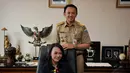 Presenter Liputan6.com, Ami Nindita, tak mau ketinggalan mengabadikan momen kebersamaan dengan Ahok di kantornya, Jakarta, (9/9/14). (Liputan6.com/Johan Tallo) 