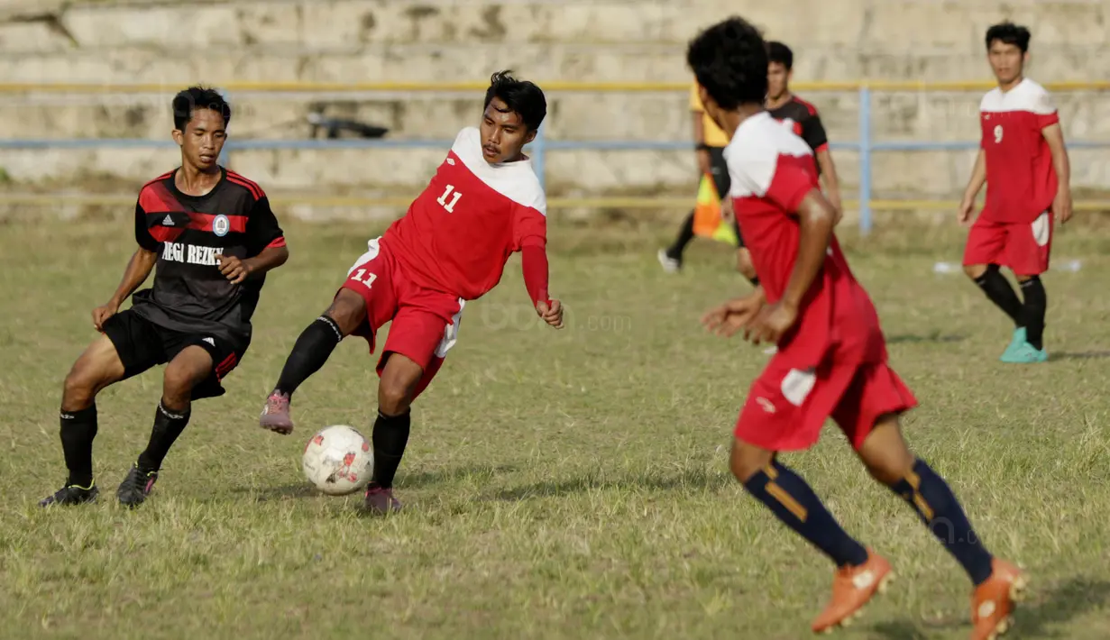Kapten STIMED Nusa Palapa, Ari Eka, berusaha melewati pemain STKIP Mega Resky pada laga final Torabika Campus Cup 2017 di Stadion UNM, Makassar, Kamis, (19/10/2017). STIMED Nusa Palapa menang adu penalti atas STKIP Mega Resky. (Bola.com/M Iqbal Ichsan)