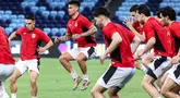 Para pemain Indonesia melakukan peregangan selama sesi latihan di Stadion Allianz, Sydney pada 19 Maret 2025. (DAVID GRAY/AFP)