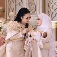 Krisdayanti jadi salah satu tamu spesial di acara Akikah anak ke-2 Lesti Kejora. Tampilan salah satu Diva Indonesia ini pun begitu totalitas dengan nuansa earth tone sesuai acaranya. [@krisdayantilemos]