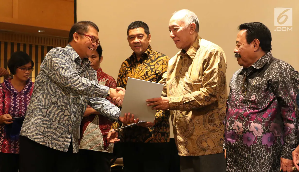 Menteri Komunikasi dan Informasi Rudi Antara saat memberikan kartu wartawan utama kepada 57 wartawan dari berbagai media pada acara Silaturahmi Dewan Pers dengan Masyarakat Pers di Hotel Aryaduta Jakarta, Jumat (14/7). (Liputan6.com/Angga Yuniar)