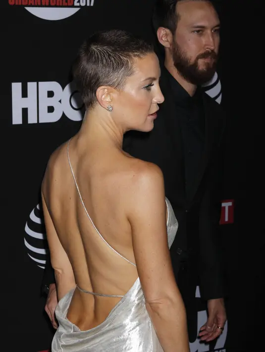 Penampilan Kate Hudson berambut botak di karpet merah perhelatan UrbanWorld Film Festival, New York City, 23 September 2017. Ide untuk memotong cepak rambutnya diungkap Kate Hudson terinspirasi film yang ia bintangi, Sisters. (Victor Malafronte/AP Photo)