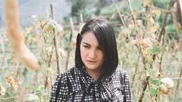 Tak hanya di pantai, mantan istri Markus Horison ini juga senang berlibur di perkebun. Seperti saat ia mengunjungi Villa Bukit Danau, di kawasan Cipanas, Puncak, Jawa Barat.(Liputan6.com/IG/@kikiamaliaworld)